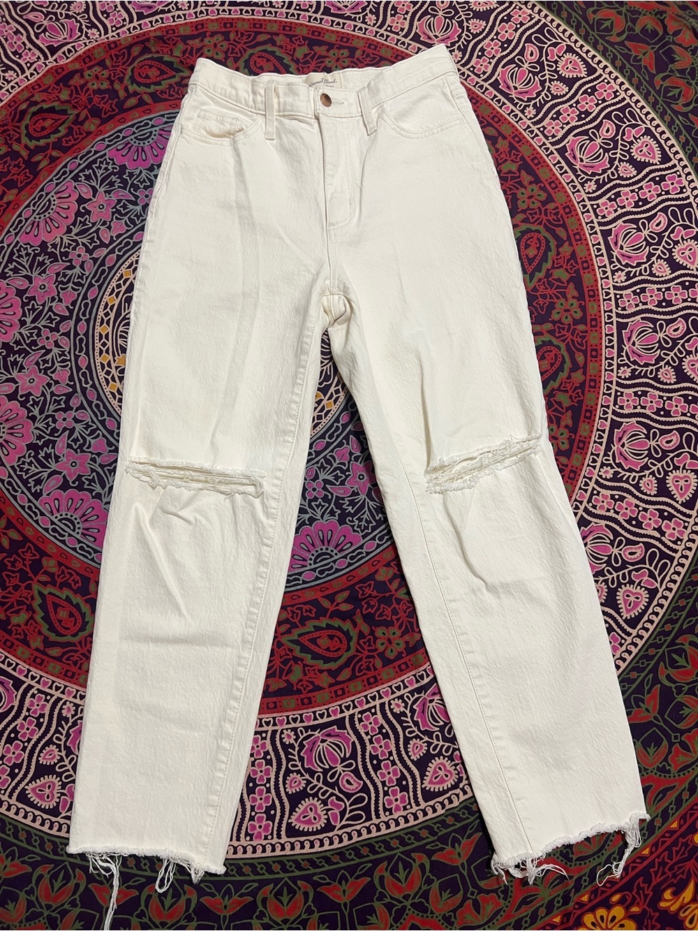 Universal Thread Size 0/25R Women’s Vintage Straight White Distressed Jeans